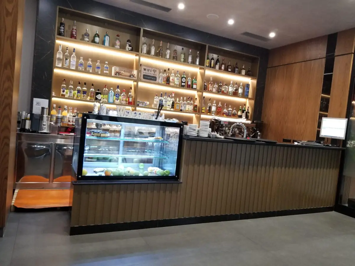 Pamje e barit & pastiçerisë e dizenjuar dhe realizuar nga Kristeg Inox (Prill 2025)
