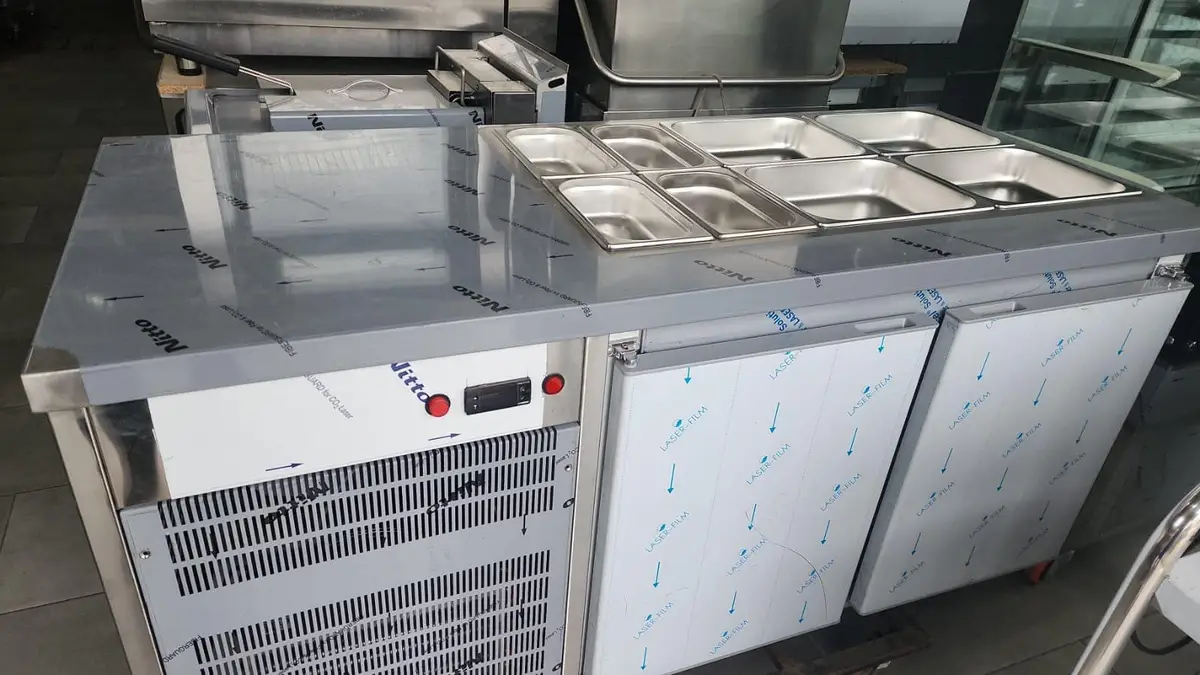 Frigorifer sallatash me ftohje me ventilim, gati per tek klienti