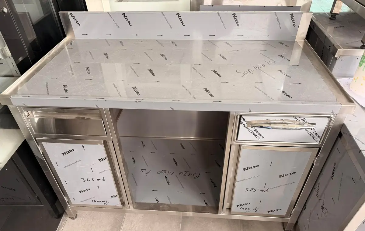 Tavolinë Pune Profesionale Inox për Bar