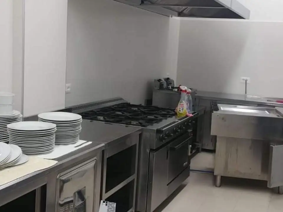 Nje prej hoteleve dhe restoranteve me medhenj ne zonen bregdetare – foto 3