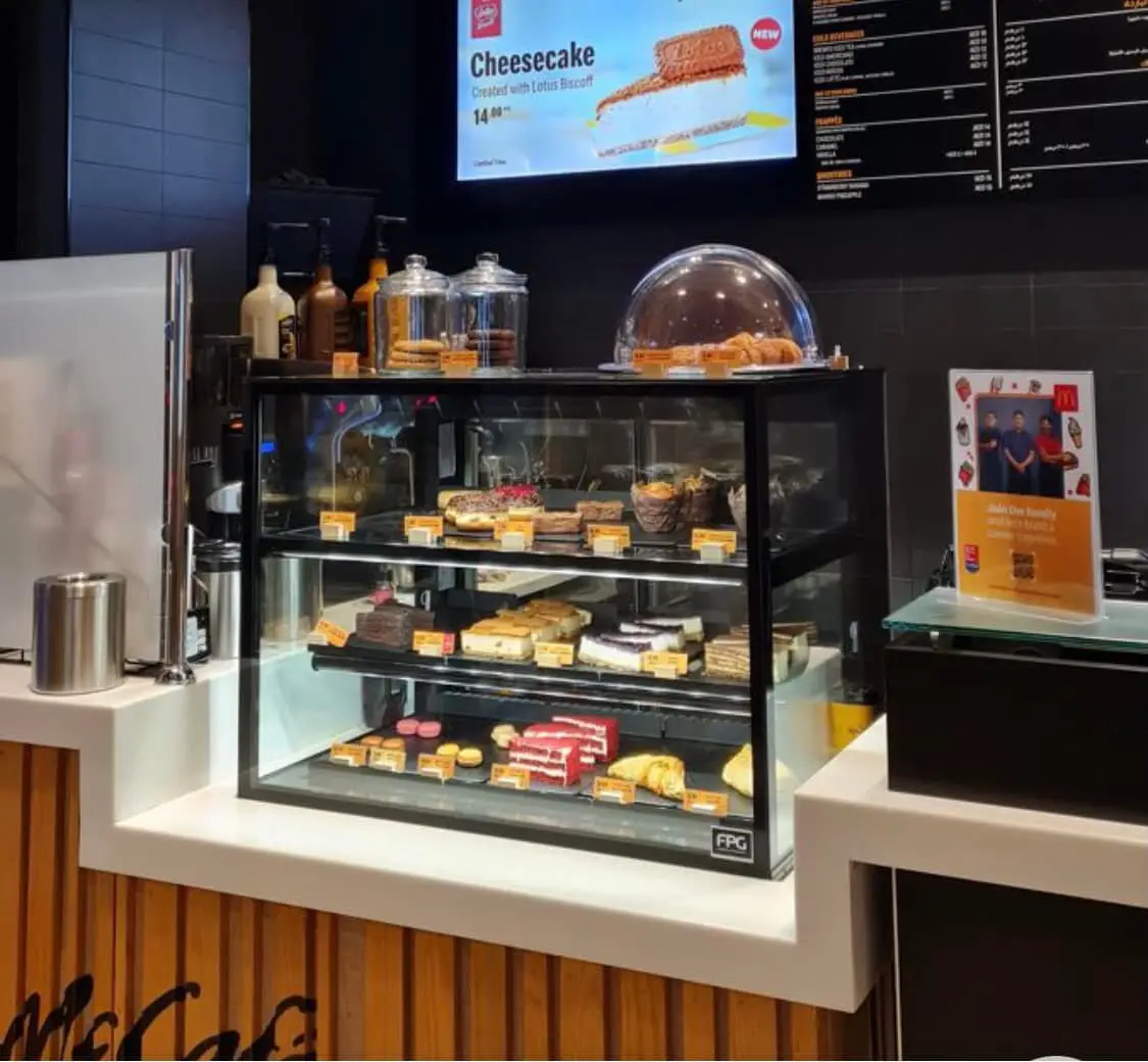 Pamje e barit & pastiçerisë e dizenjuar dhe realizuar nga Kristeg Inox (Shkurt 2024) – foto 2